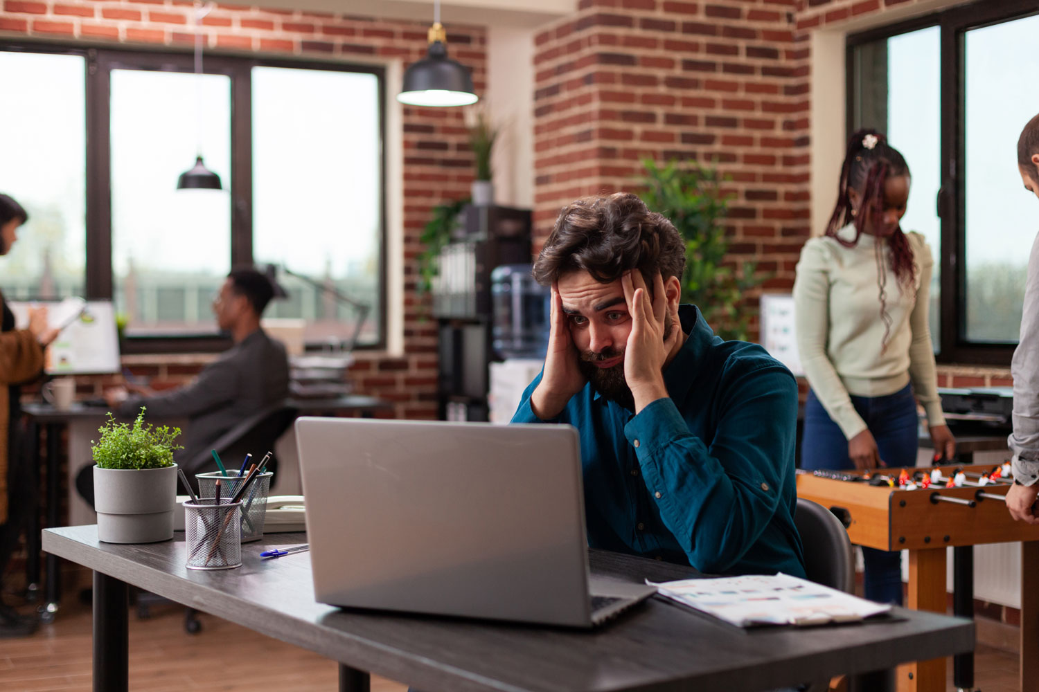 Evita reimpresiones y mala calidad con estos 7 tips rápidos para imprimir tarjetas PVC en oficina.