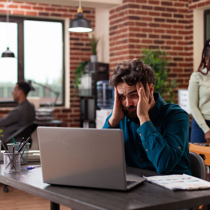 Evita reimpresiones y mala calidad con estos 7 tips rápidos para imprimir tarjetas PVC en oficina.